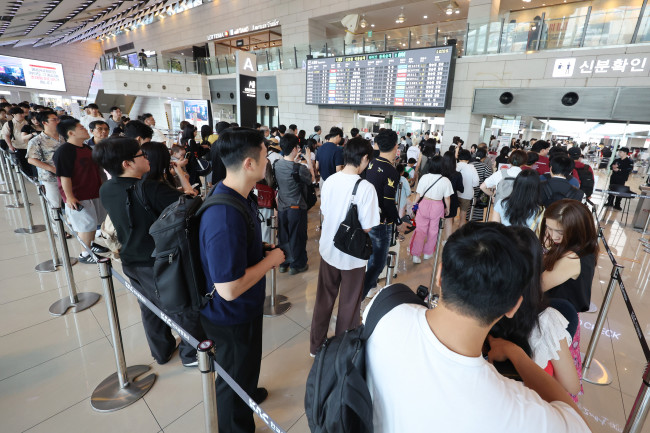 여름 휴가철 맞아 북적이는 김포공항