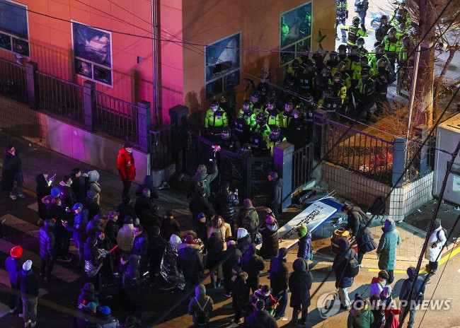 지난 1월 19일 윤석열 지지자들 난동 막는 경찰기동대