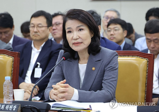 여당 의원 질의 답변하는 이진숙 위원장