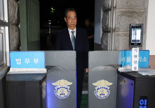 구속영장 기각으로 구치소 나서는 한덕수 전 총리
