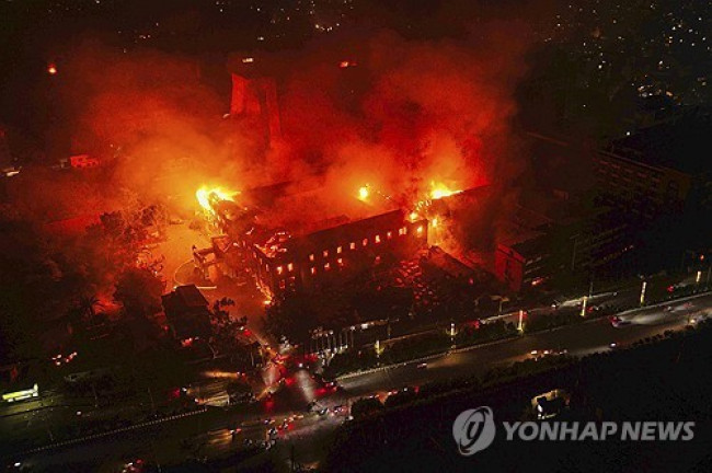 시위대 방화로 불타는 네팔 대통령 관저