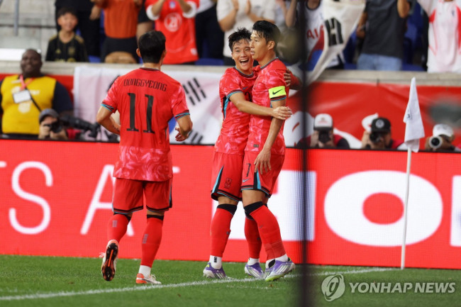 손흥민(오른쪽)의 골에 기뻐하는 한국 선수들
