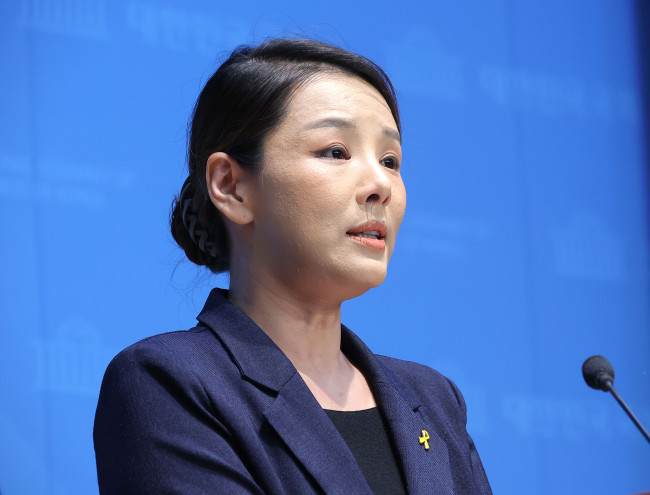 조국혁신당 강미정 대변인, 당내 성비위 의혹 밝히며 탈당