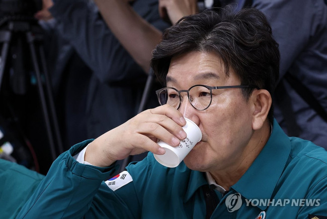 물 마시는 권성동