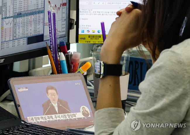 이재명 대통령 취임 100일 기자회견 시청하는 딜러