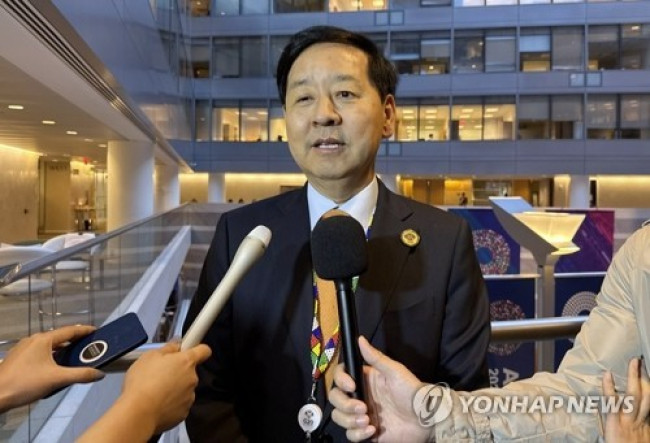 특파원단으로부터 질문받는 구윤철 부총리