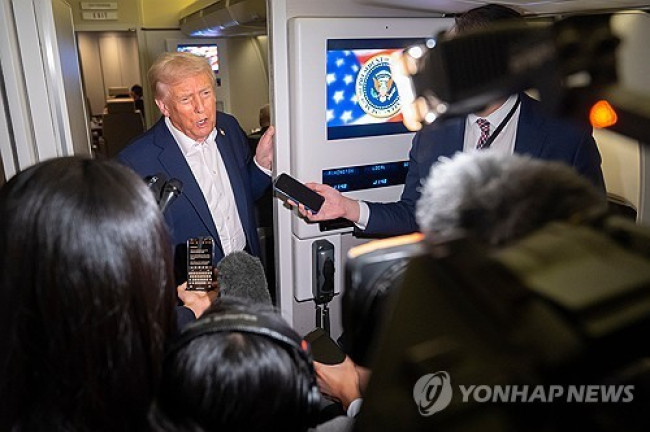 미국 대통령 전용기 안에서 기자들과 문답하는 트럼프