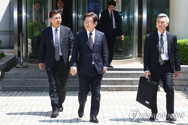 법원 나서는 이재명 후보