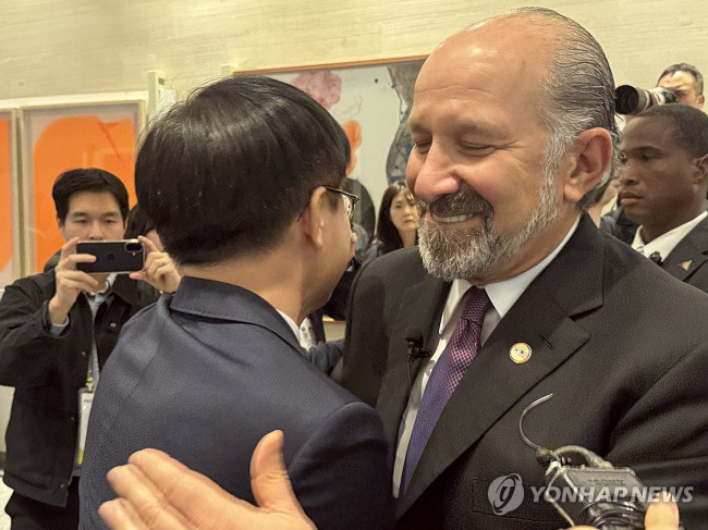 포옹하는 김정관-러트닉