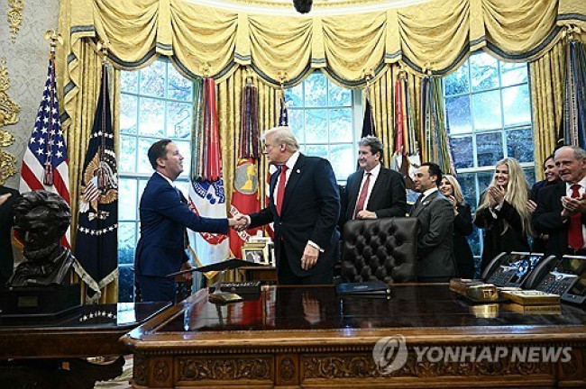 신임 주인도 미국 대사와 악수하는 도널드 트럼프 미국 대통령