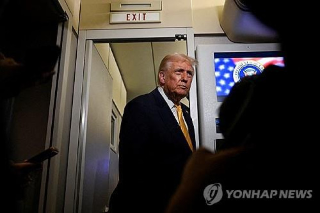 기내에서 기자들 만나는 트럼프 미 대통령