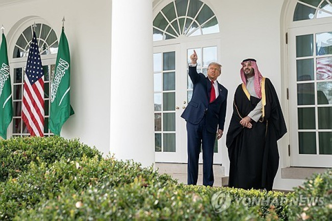 빈살만 왕세자에게 백악관 안내하는 트럼프 대통령