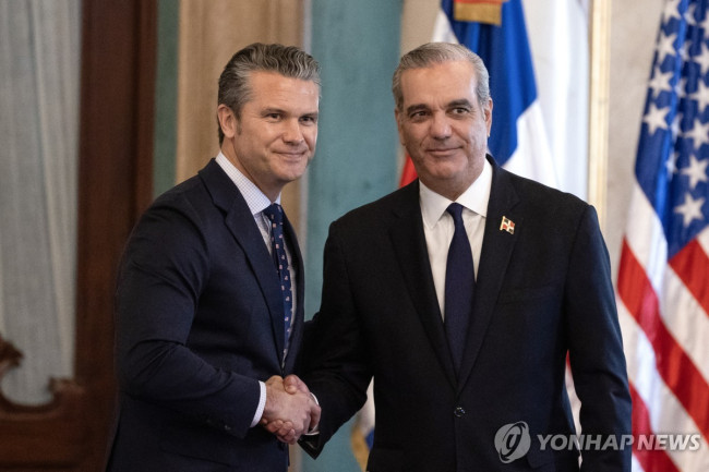 피트 헤그세스 미 국방장관과 악수하는 루이스 아비나데르 도미니카공화국 대통령