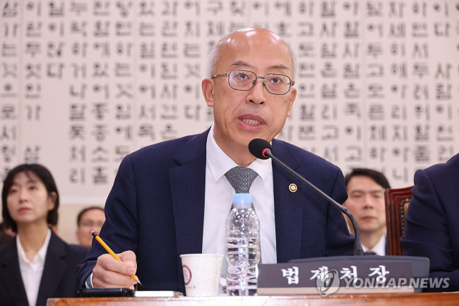 답변하는 조원철 법제처장