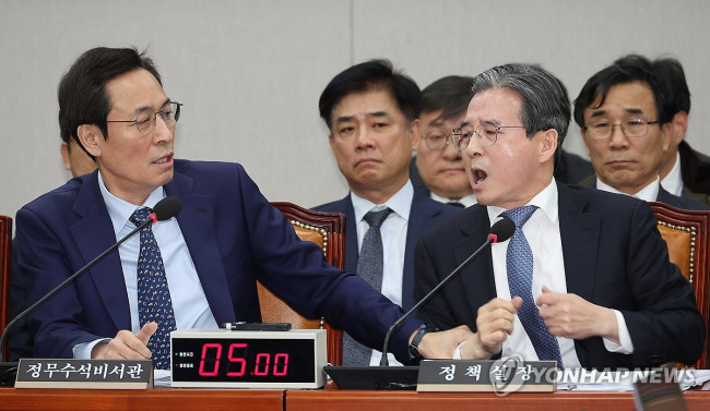 언쟁 이어가는 김용범 정책실장 말리는 우상호 정무수석