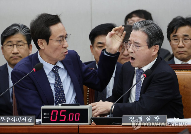 김용범 정책실장 말리는 우상호 정무수석