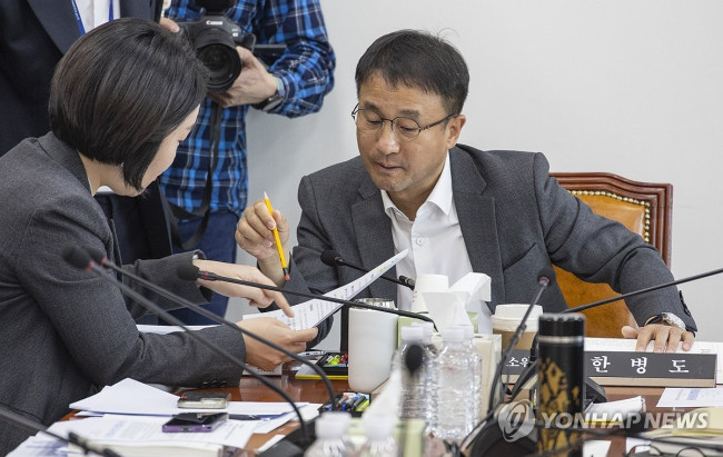 대화하는 한병도 예결위원장과 민주당 이소영 간사