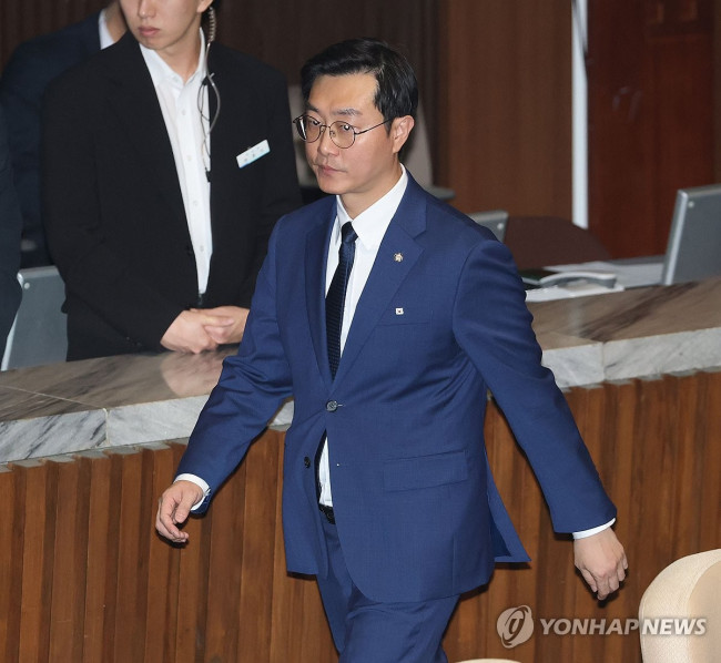 본회의장 나서는 장경태 의원