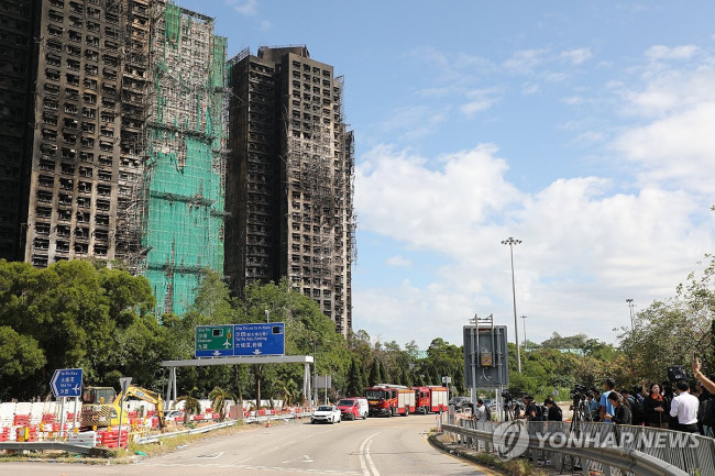 홍콩 웡 푹 코트 앞의 취재진과 주민들