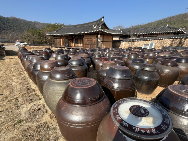 펜션 들어선 한옥주택과 마당 앞 장독대