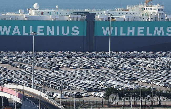 경기도 평택항에 수출용 자동차가 세워져 있는 모습<br ><br>