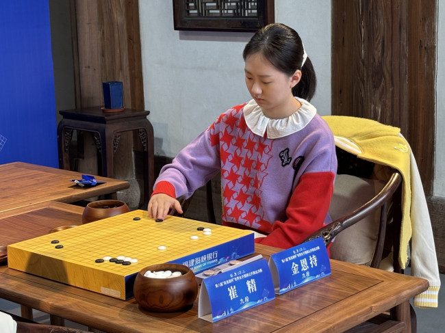 김은지 9단이 오청원배에서 최정 9단을 따돌리고 세계대회 첫 우승을 차지했다.