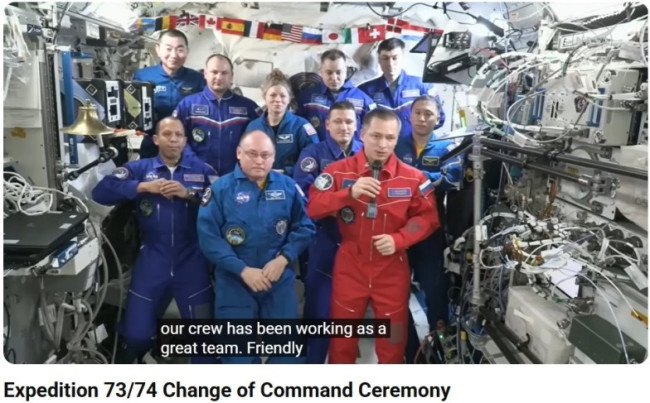 지난 7일(미 동부시간) ISS 사령관 교체식에 함께한 조니 김(오른쪽 두 번째줄)