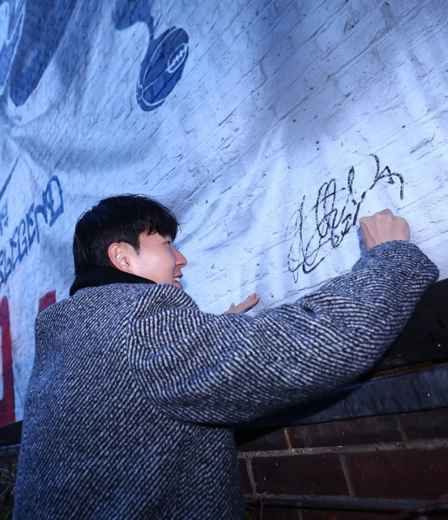 벽화에 서명을 남기는 손흥민