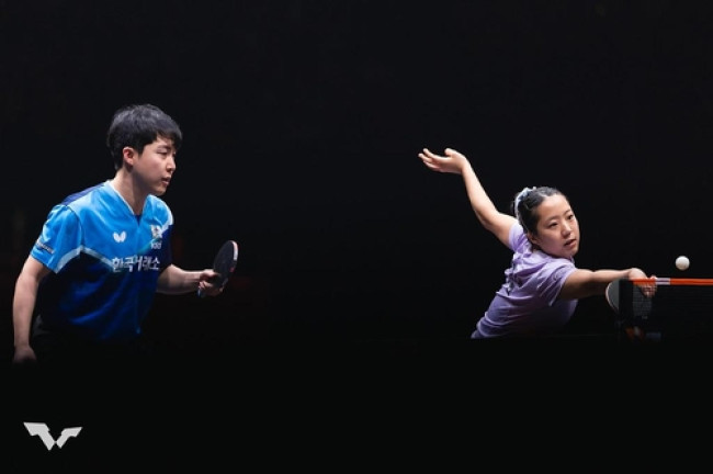 리시브하는 신유빈과 지켜보는 임종훈