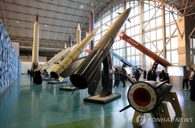 지난 11월 이란 테헤란에서 열린 이란혁명수비대 항공 우주 성과 전시회장의 모습