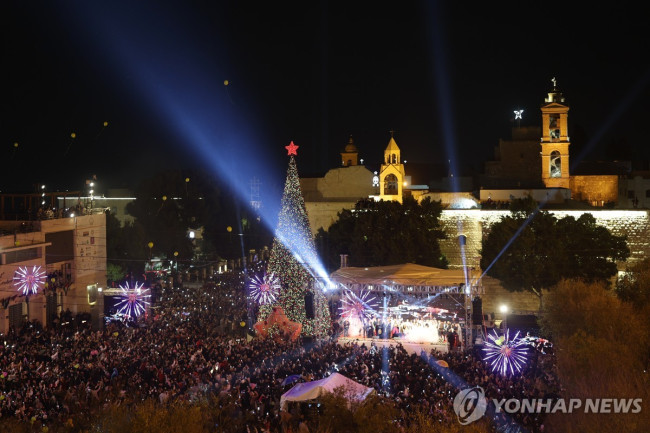 다시 불 밝힌 베들레헴 크리스마스트리