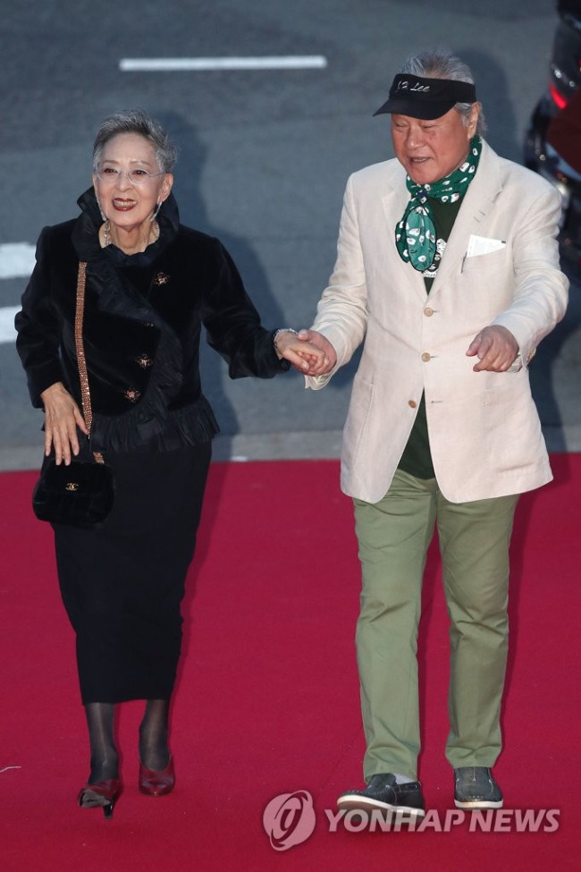 손잡고 레드카펫 걷는 이장호 감독과 배우 김지미