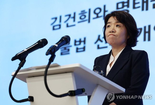 특검 브리핑하는 오정희 특검보