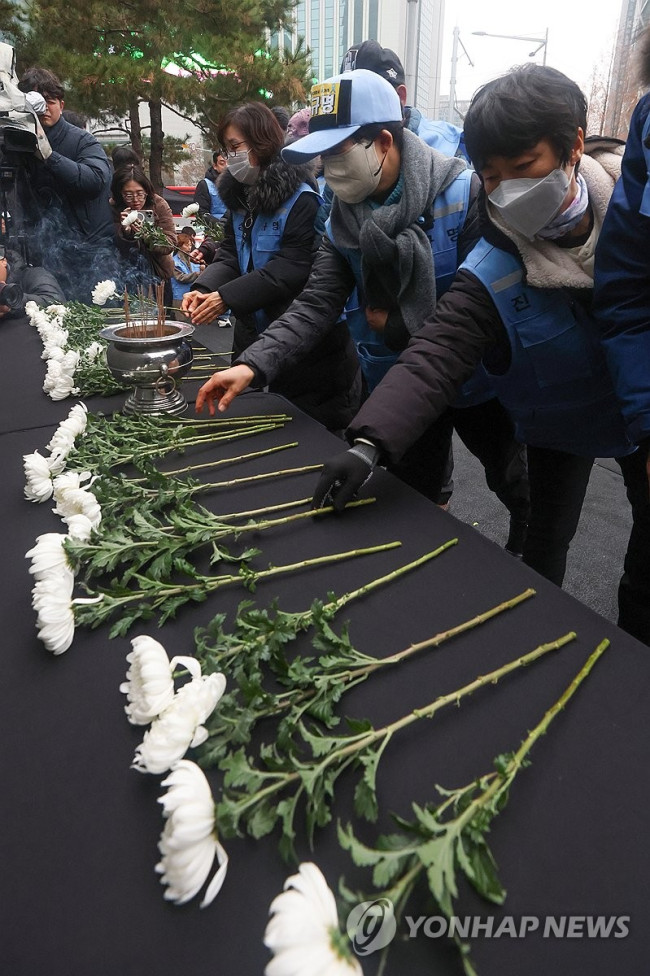 헌화하는 무안공항 제주항공 여객기 참사 유가족들