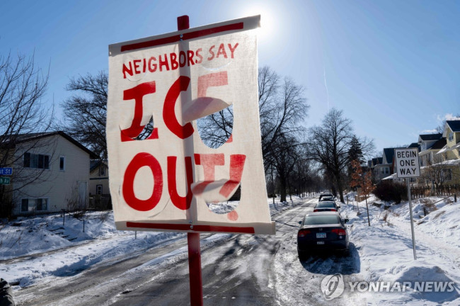 미니애폴리스 주택가에 걸린 'ICE 아웃' 배너