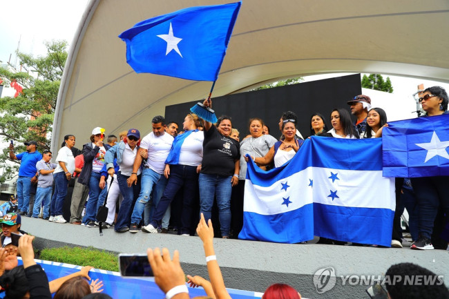 27일(현지시간) 아스푸라 대통령 취임 축하하는 지지자들