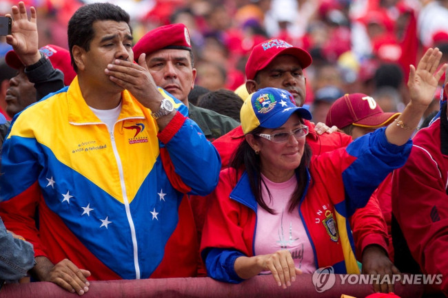 2013년 지지자에게 손키스하는 마두로 대통령(왼쪽)과 영부인 실리아 플로레스