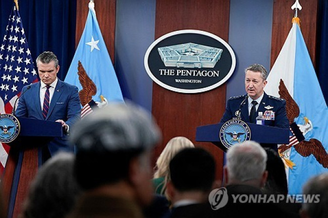 댄 케인 미 합참의장(오른쪽)과 피트 헤그세스 국방장관