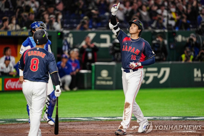 홈런을 치고 홈에 돌아온 오타니