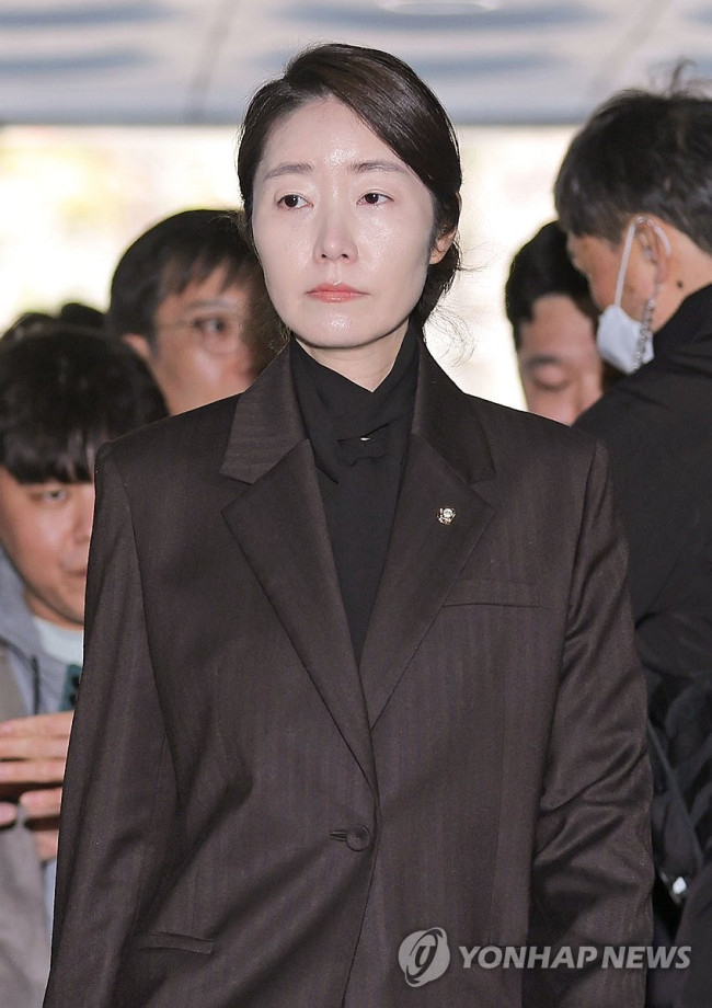 법정 들어서는 강선우 의원