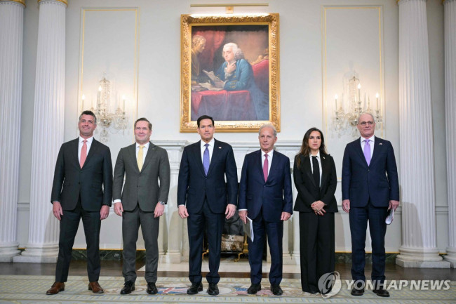 루비오 장관(왼쪽에서 세번째) 등 이스라엘-레바논 협상 참석자들