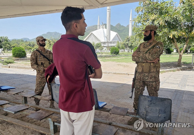 파이살 모스크 지키는 파키스탄 군인들