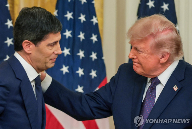 트럼프 대통령과 워시 의장(왼쪽)