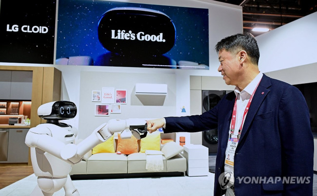 LG 클로이드와 주먹인사 하는 LG전자 류재철 CEO