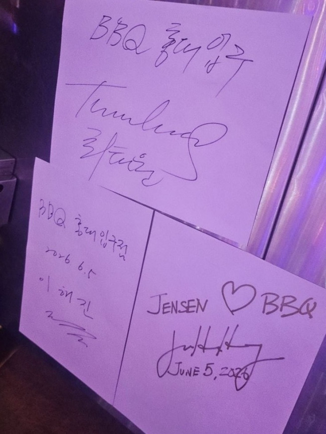 BBQ 홍대입구점 방문한 최태원·이해진·젠슨황의 친필 사인