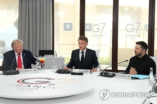 16일 오전 우크라이나 전쟁 문제 논의하는 트럼프, 마크롱, 젤렌스키 대통령