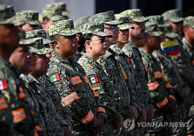 베네수엘라에 도착한 멕시코 구조대원