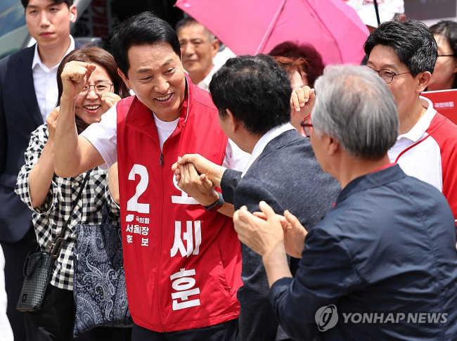인사하는 오세훈 후보