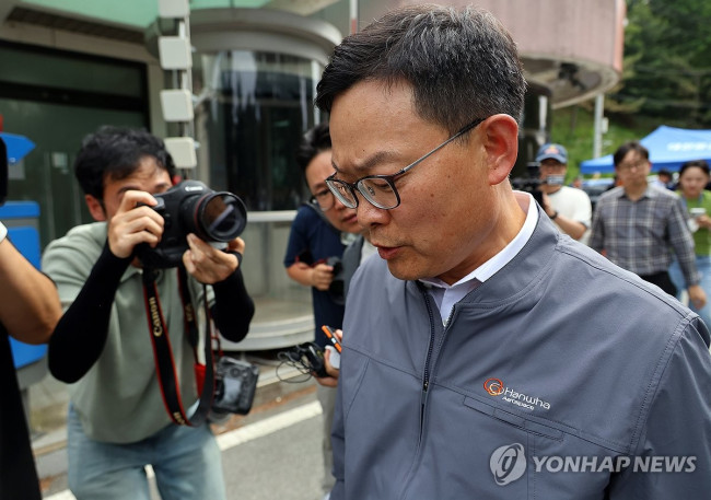 굳은 표정 보이는 손재일 한화에어로 대표