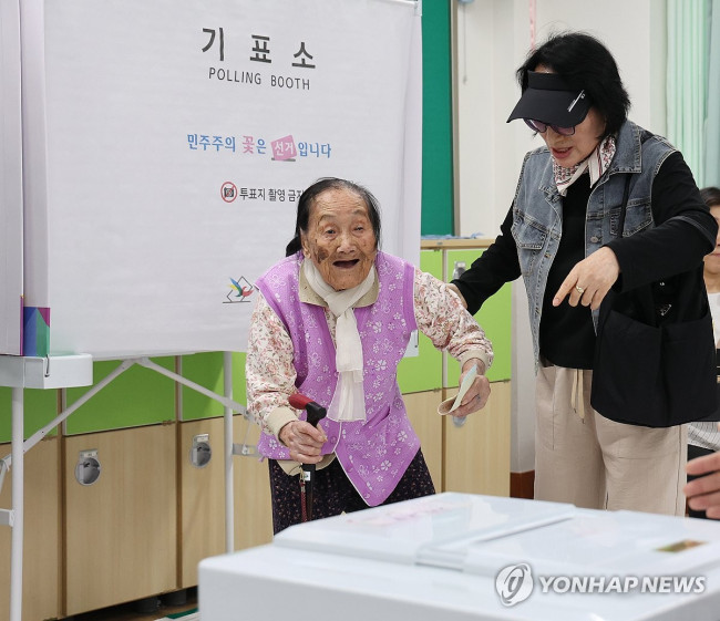 한 표 행사하는 102세 할머니